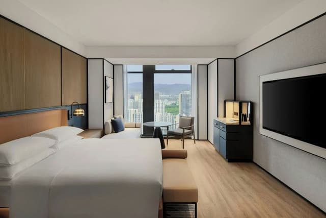 Deluxe Room, 1 King Bed, City View