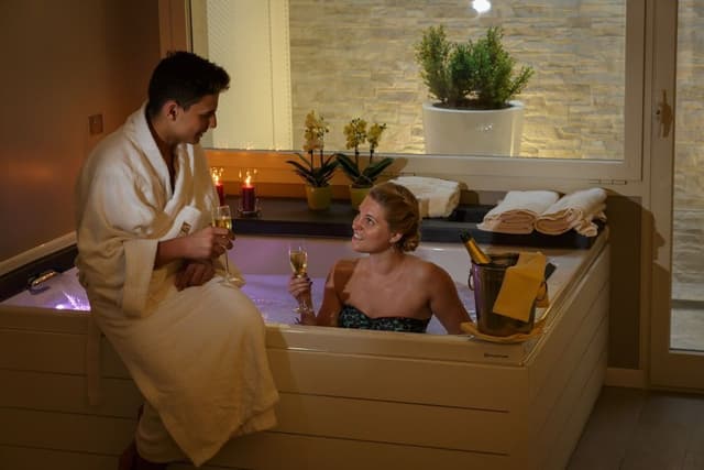 Royal Suite Spa, jetted tub