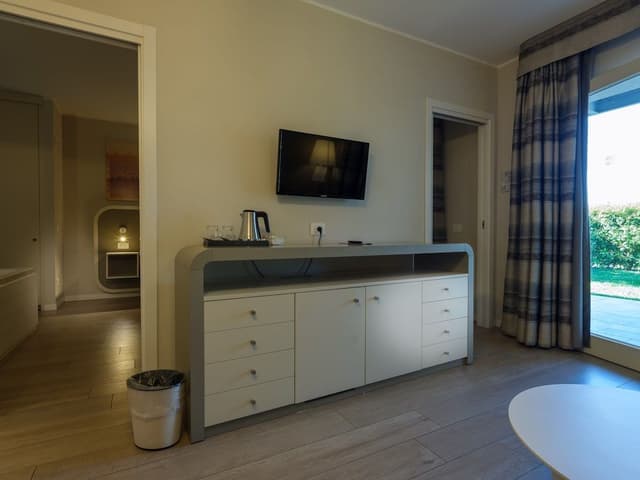 Royal Suite Spa, jetted tub