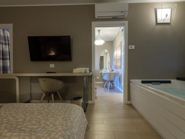 Royal Suite Spa, jetted tub
