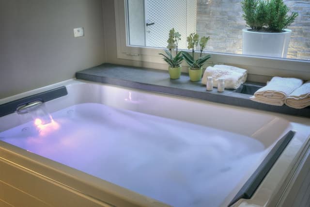 Royal Suite Spa, jetted tub