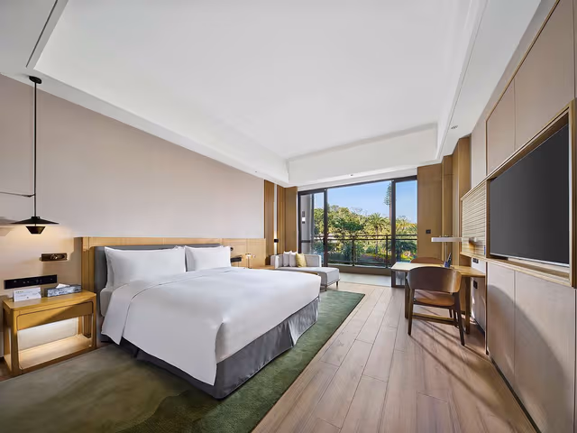 KING GARDEN VIEW ROOM