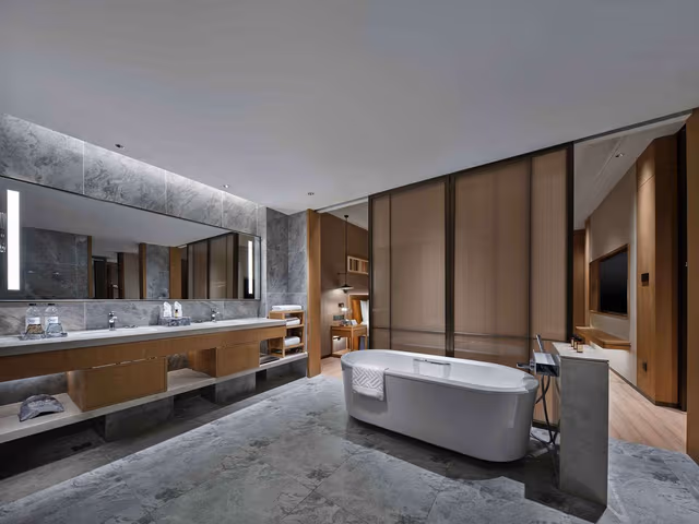 KING ONE BEDROOM SUITE WITH BALCONY