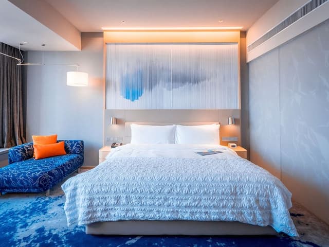 Club Room, 1 King Bed, River View