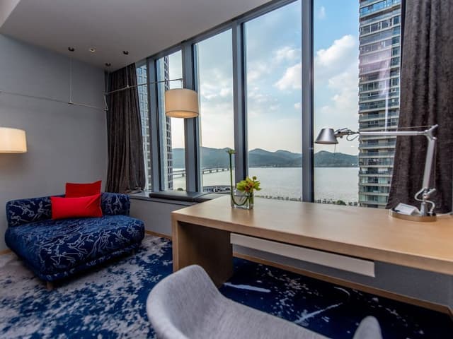 Club Room, 1 King Bed, River View