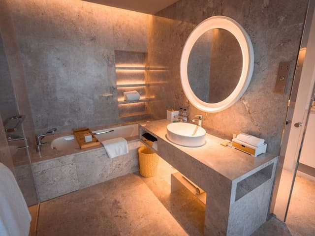 Club Room, 1 King Bed, River View