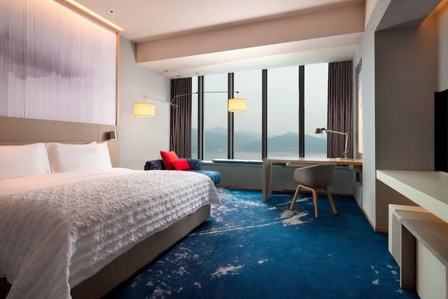Club Room, 1 King Bed, River View