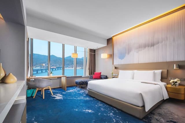 Club Room, 1 King Bed, River View