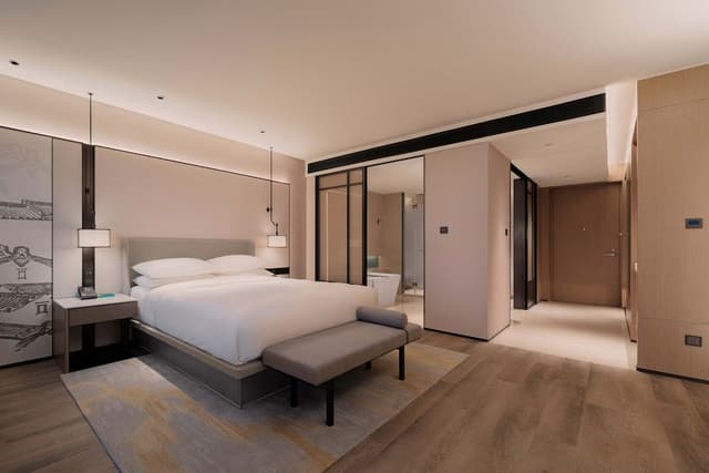 Executive Room, 1 King Bed, City View