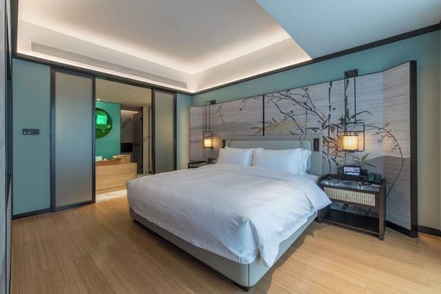 Executive Suite, 1 King Bed, Non Smoking, City View