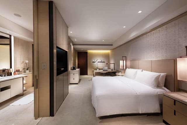 1 KING EXECUTIVE ROOM WITH EXEC LOUNGE ACCESS
