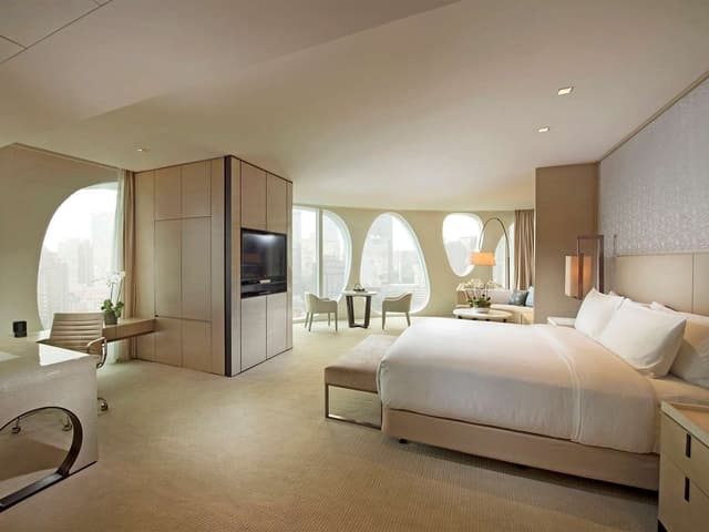 1 KING JUNIOR SUITE WITH EXEC LOUNGE ACCESS