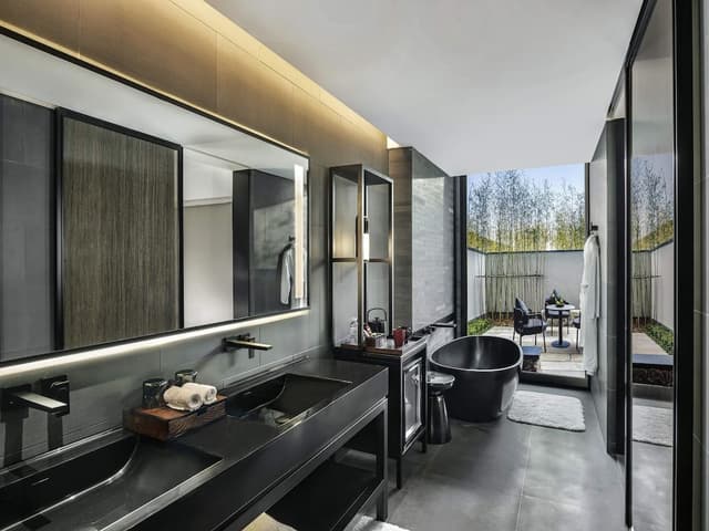 Deluxe Room, 1 King Bed, Garden View