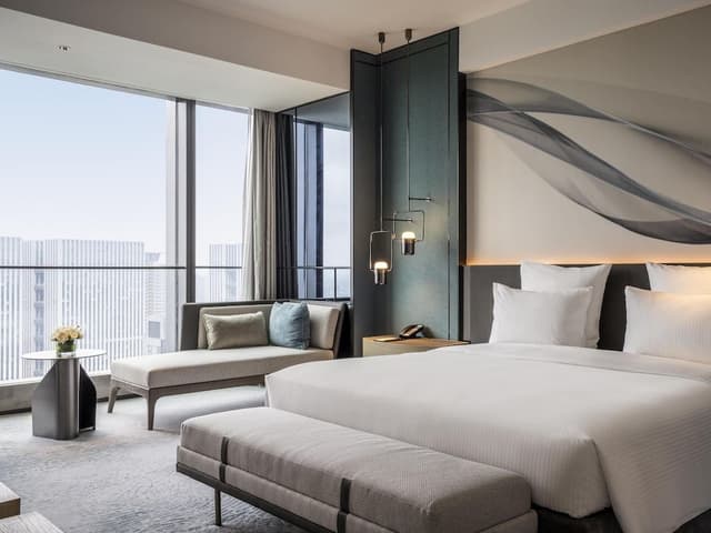 Executive Suite, 1 King Bed, Club Lounge Access, City View (High Floor)