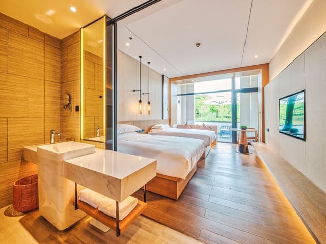 Loft, 1 King Bed, Balcony, Lake View