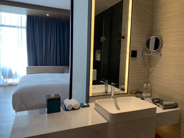 Room, 1 King Bed, Balcony, Courtyard View