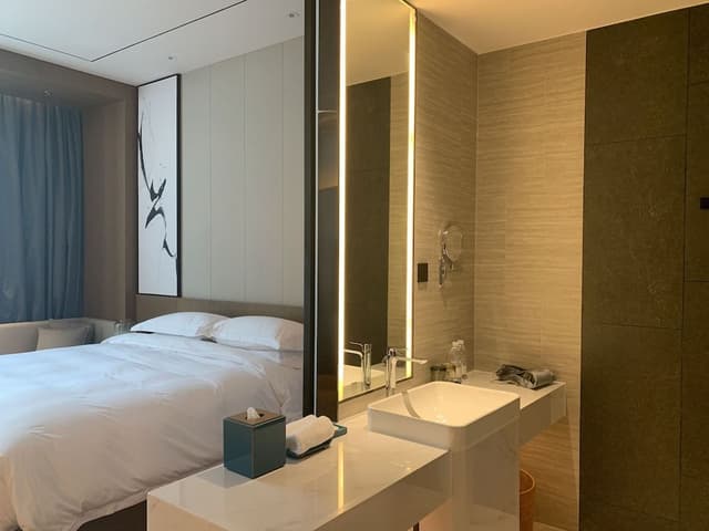 Room, 1 King Bed, Balcony, Courtyard View
