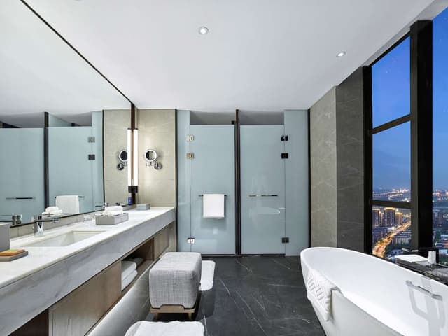 KING EXECUTIVE SUITE