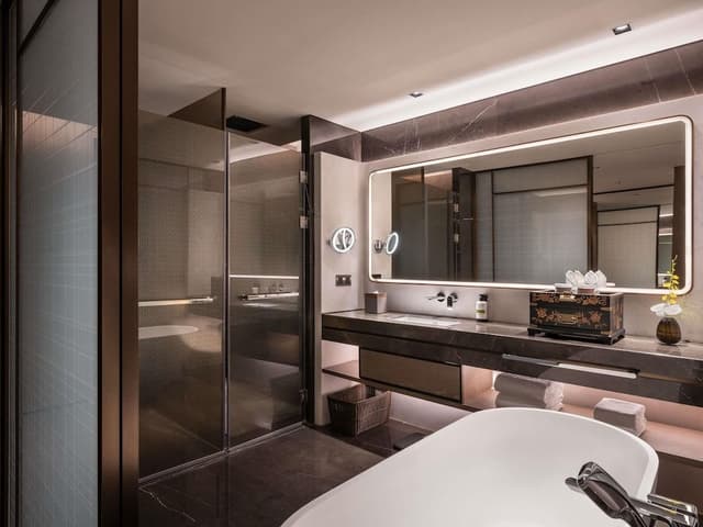 Deluxe Room, 1 King Bed, City View