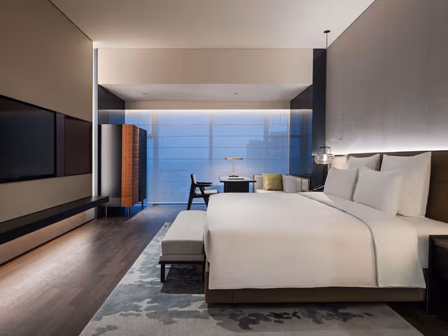 Deluxe Room, 1 King Bed, City View