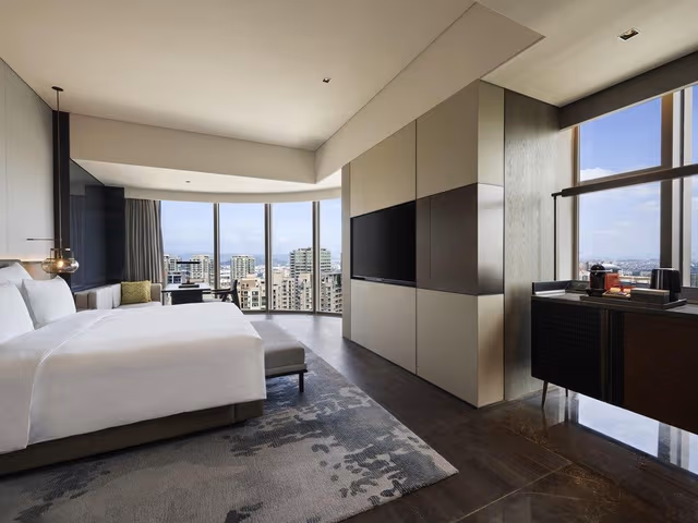 Deluxe Room, 1 King Bed, City View