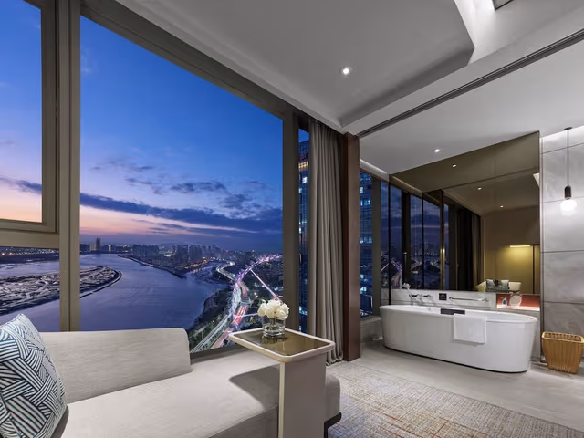1 King Classic River View High Floor Lounge Access