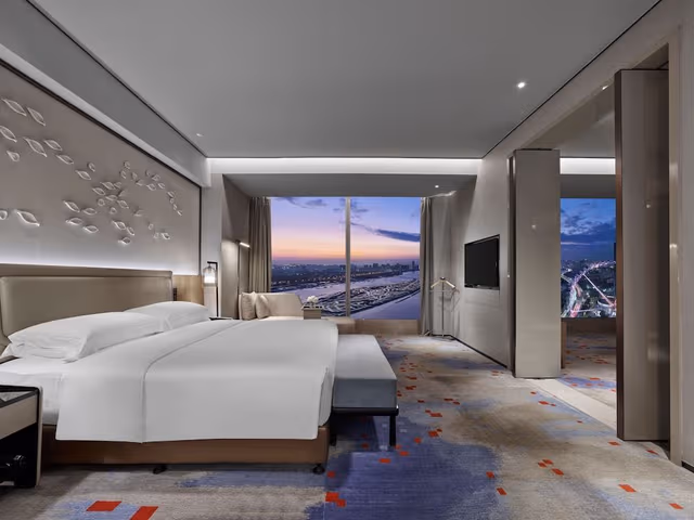 1 King 1 Bedroom Suite Sky Wheel View