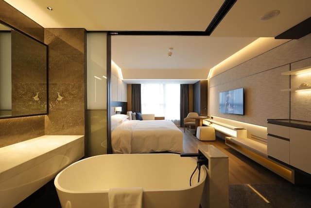 Deluxe Room, 1 King Bed, City View