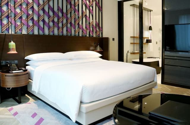 Executive Room, 1 King Bed, City View