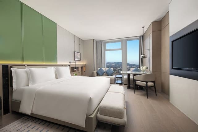 Standard Room, 1 King Bed, Club Lounge Access