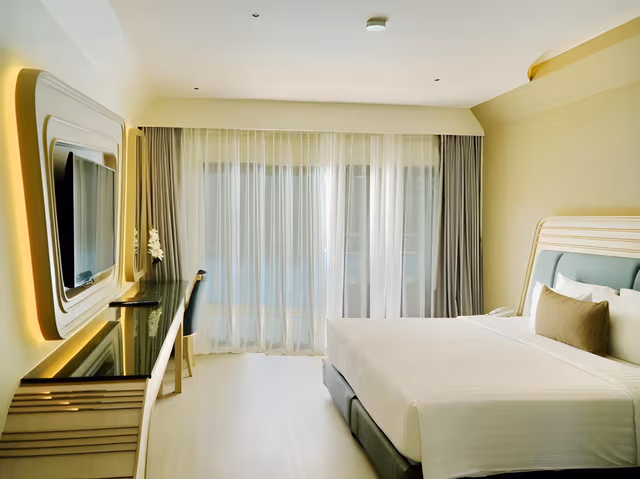 Grand Pool View Room