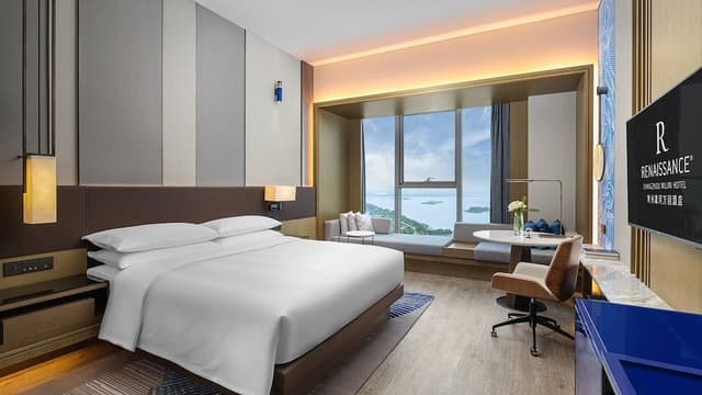 Executive Room, 1 King Bed, Lake View