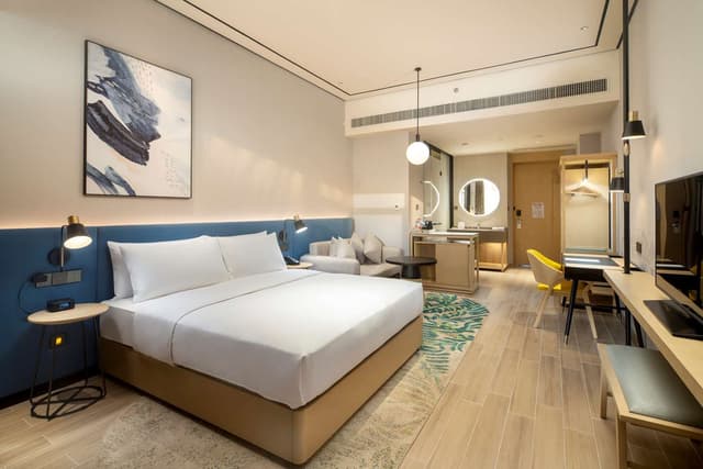 KING GUEST ROOM LAKE VIEW