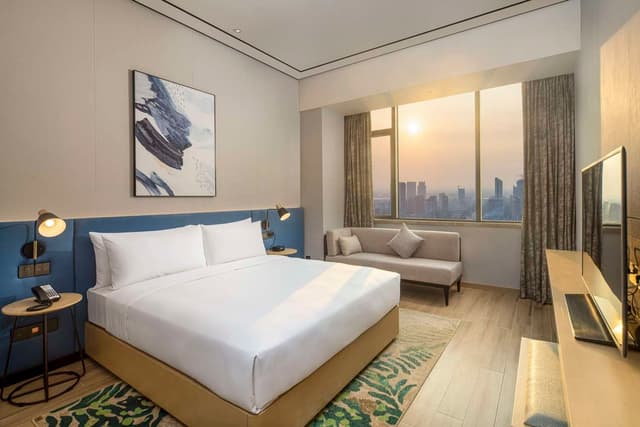 KING DELUXE SUITE LAKE VIEW