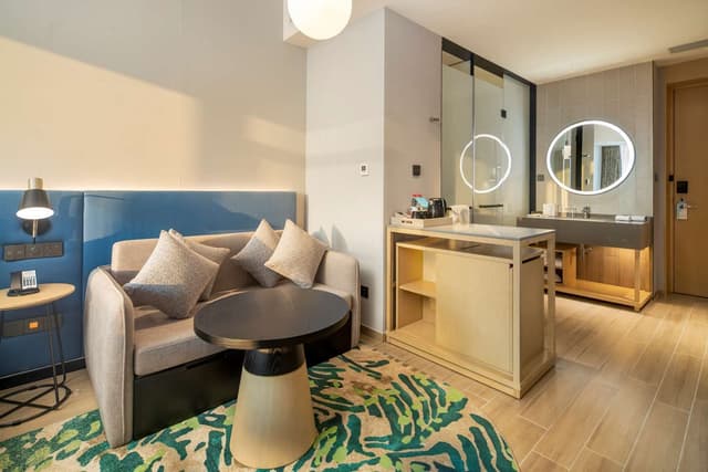 KING GUEST ROOM LAKE VIEW