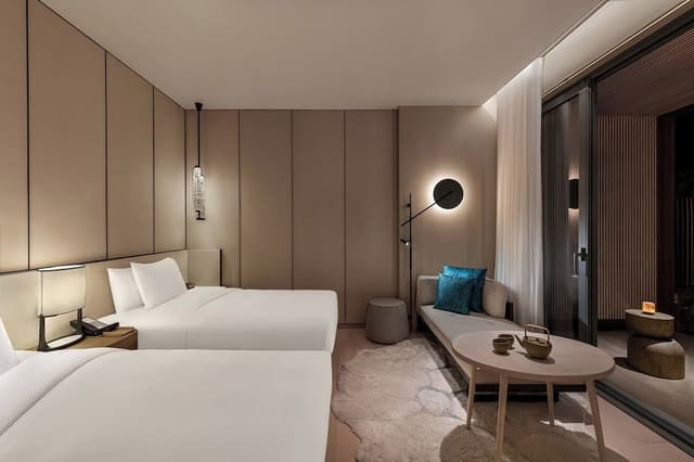 Standard Room, 1 King Bed, Mountain View (Courtyard Access)
