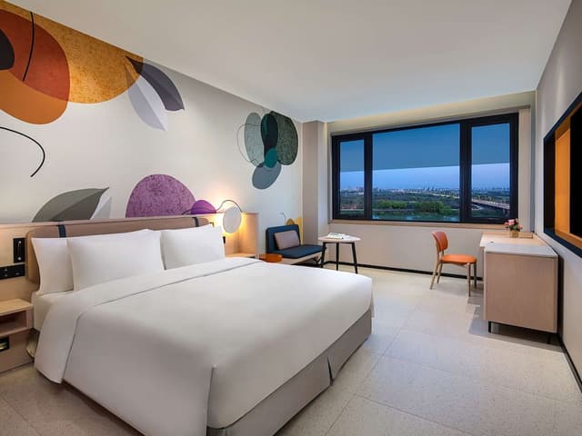Room, 1 King Bed, River View
