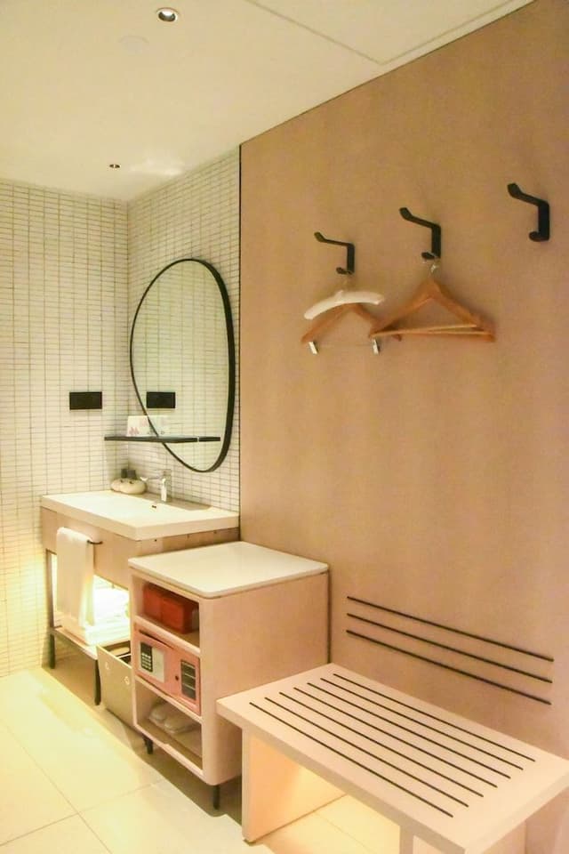 Room, 1 King Bed, River View