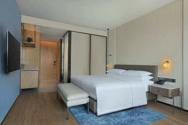 Superior Room, 1 King Bed, Mountain View