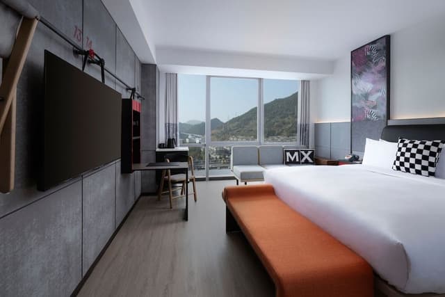 Room, 1 King Bed, Mountain View