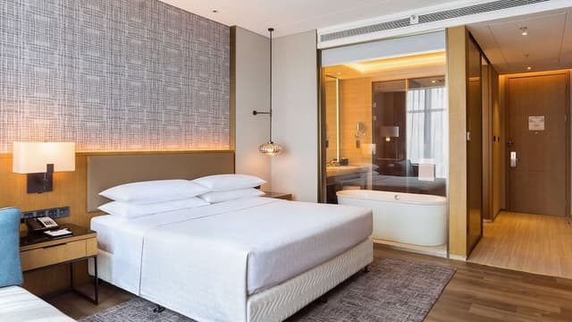 Deluxe Room, 1 King Bed, City View