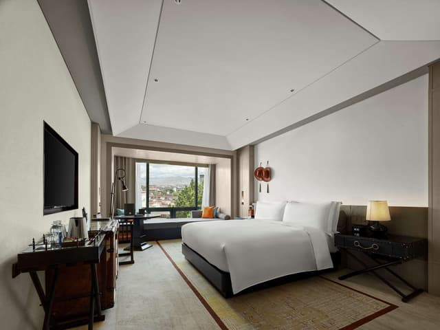 KING GUEST ROOM WITH BALCONY