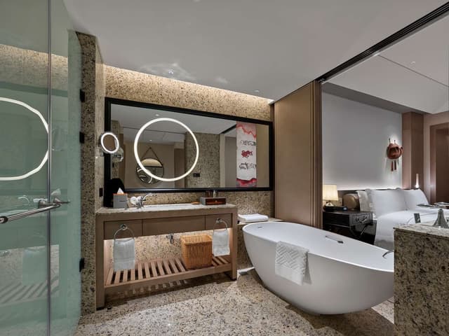KING GUEST ROOM WITH BALCONY