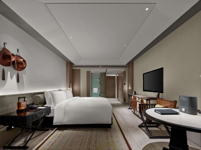 KING GUEST ROOM WITH BALCONY