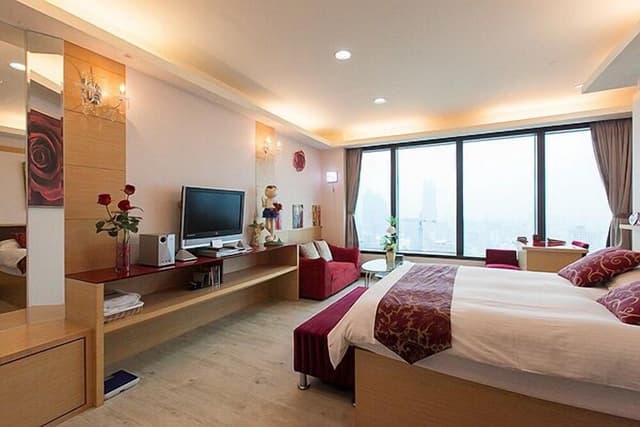 Double Room (with Street View)