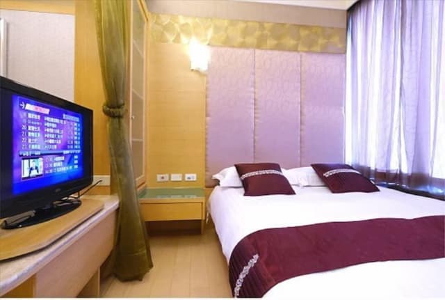 Double Room (with Street View)