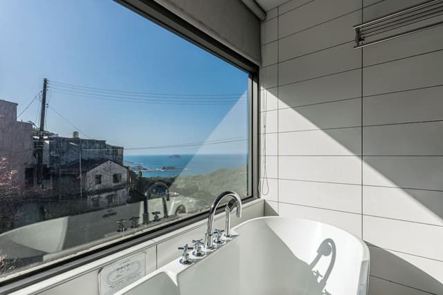 Deluxe quadra room with bathtub