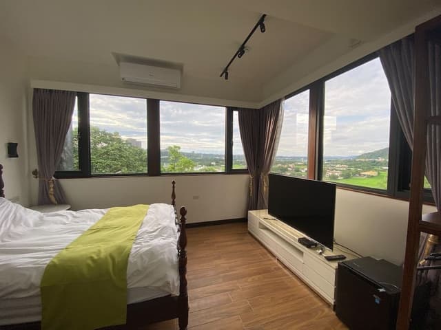 Elite Double Room (Shared Bathroom)
