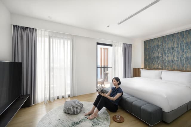 Deluxe King with Balcony and Bathtub