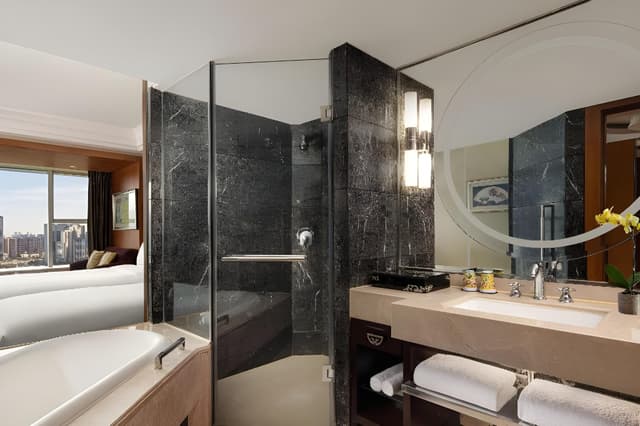 1 King Junior Suite Club Lounge Access